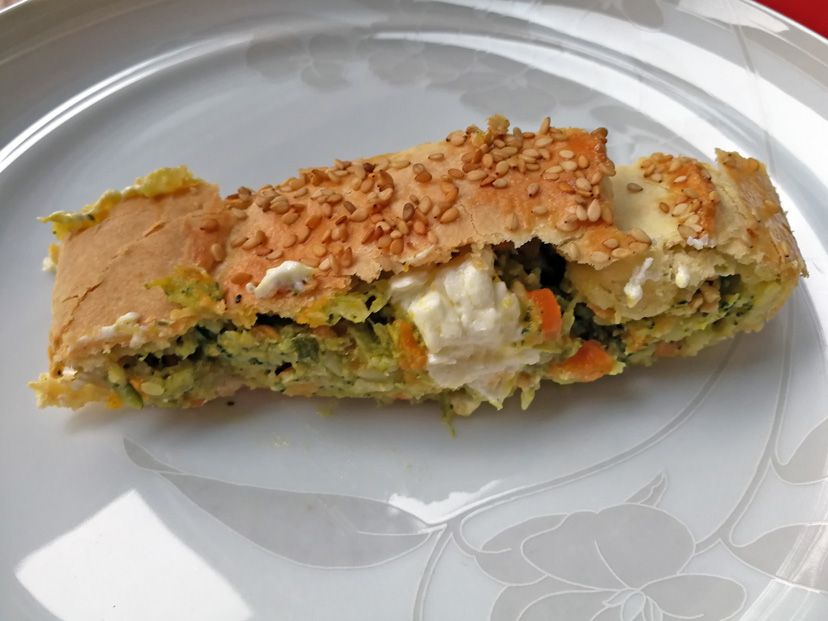 Gemüsestrudel mit Sauce