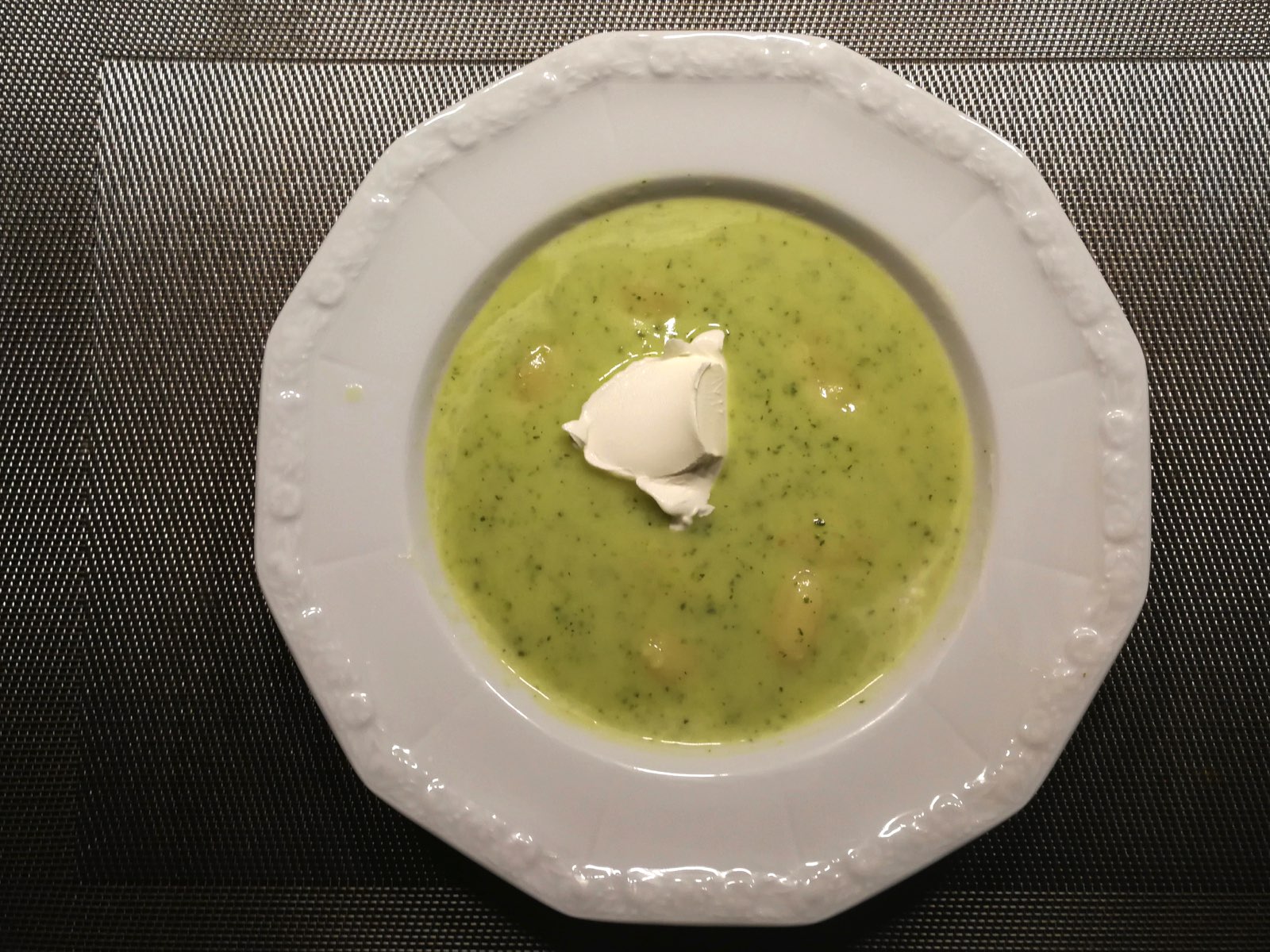 Zucchinicremesuppe mit Gnocchi